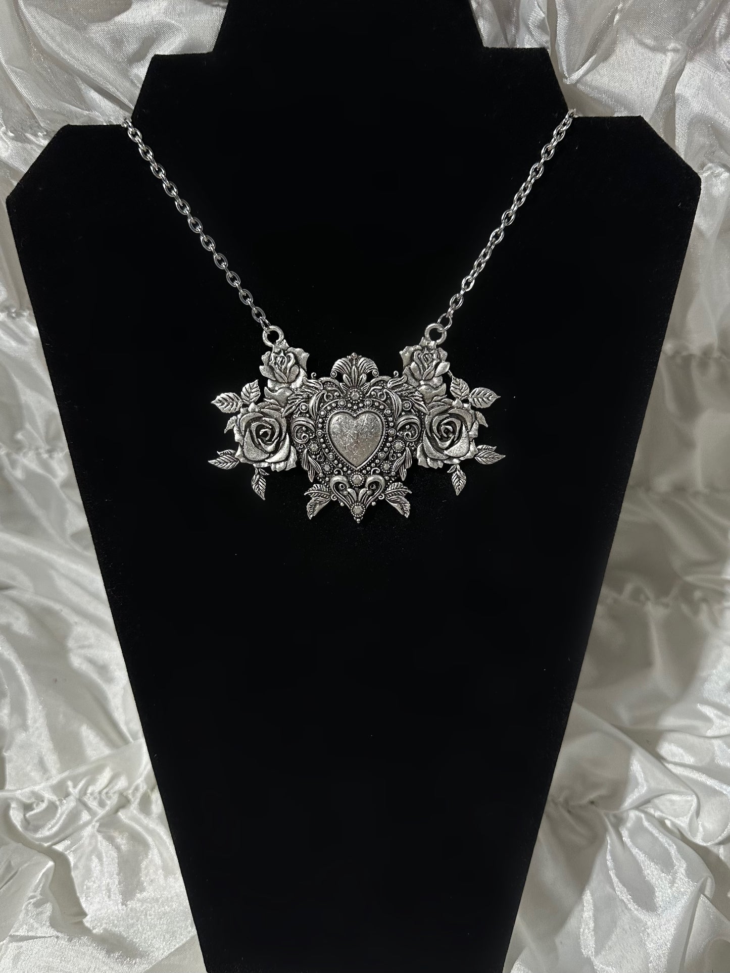 QUEEN OF HEARTS - Mother of Hades Cast Necklace