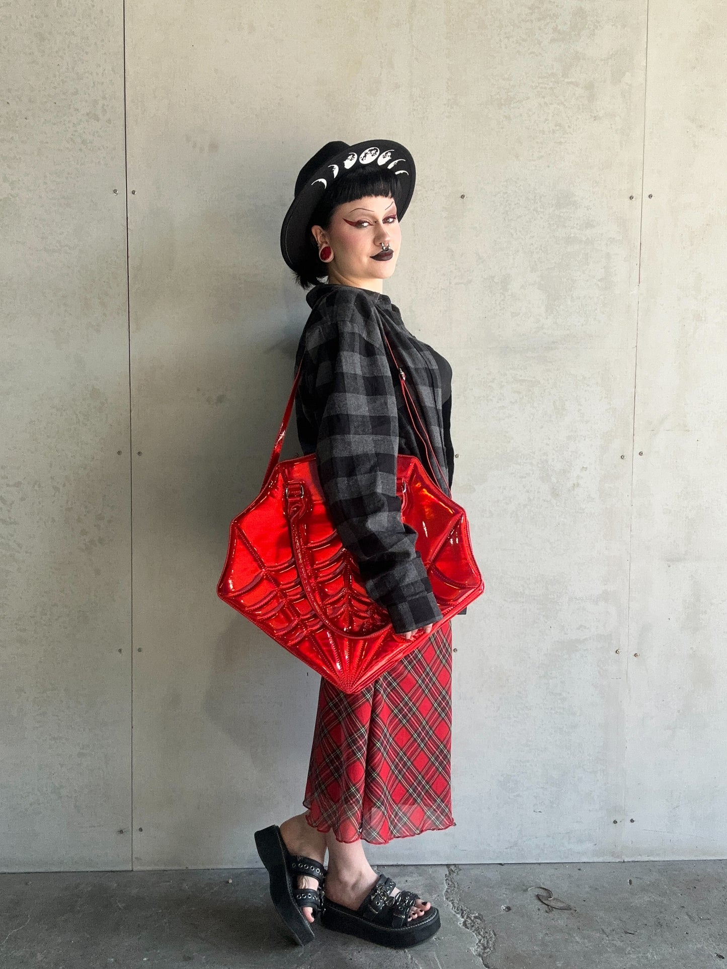 BLACK WIDOW - Mother Of Hades Shoulder Bag (red)