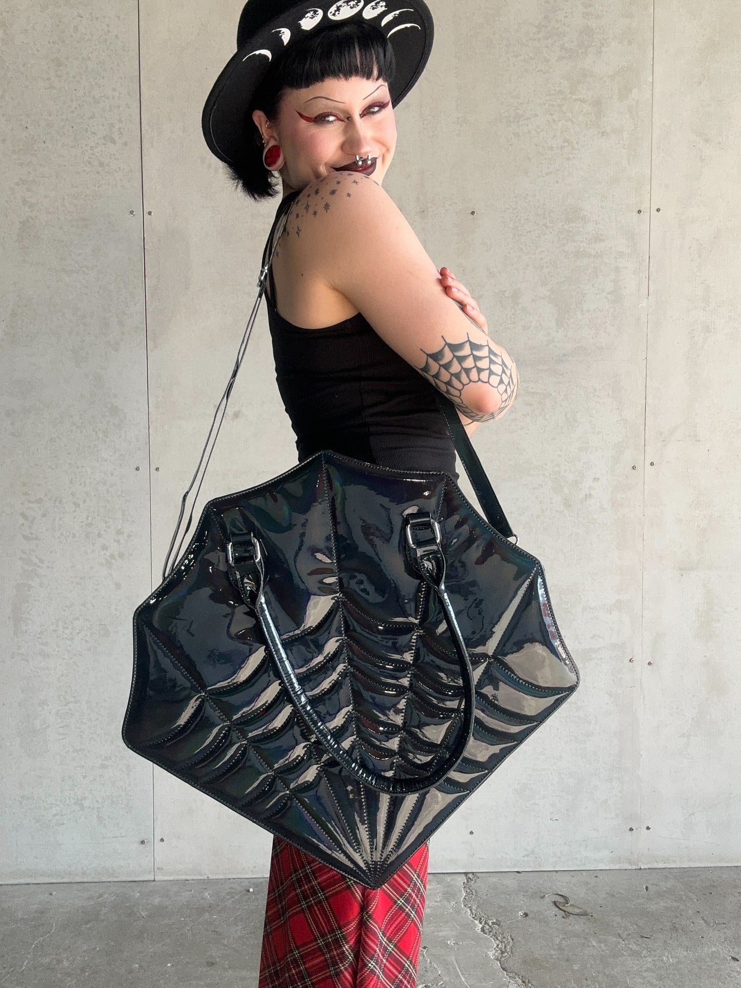 BLACK WIDOW - Mother Of Hades Shoulder Bag (black)