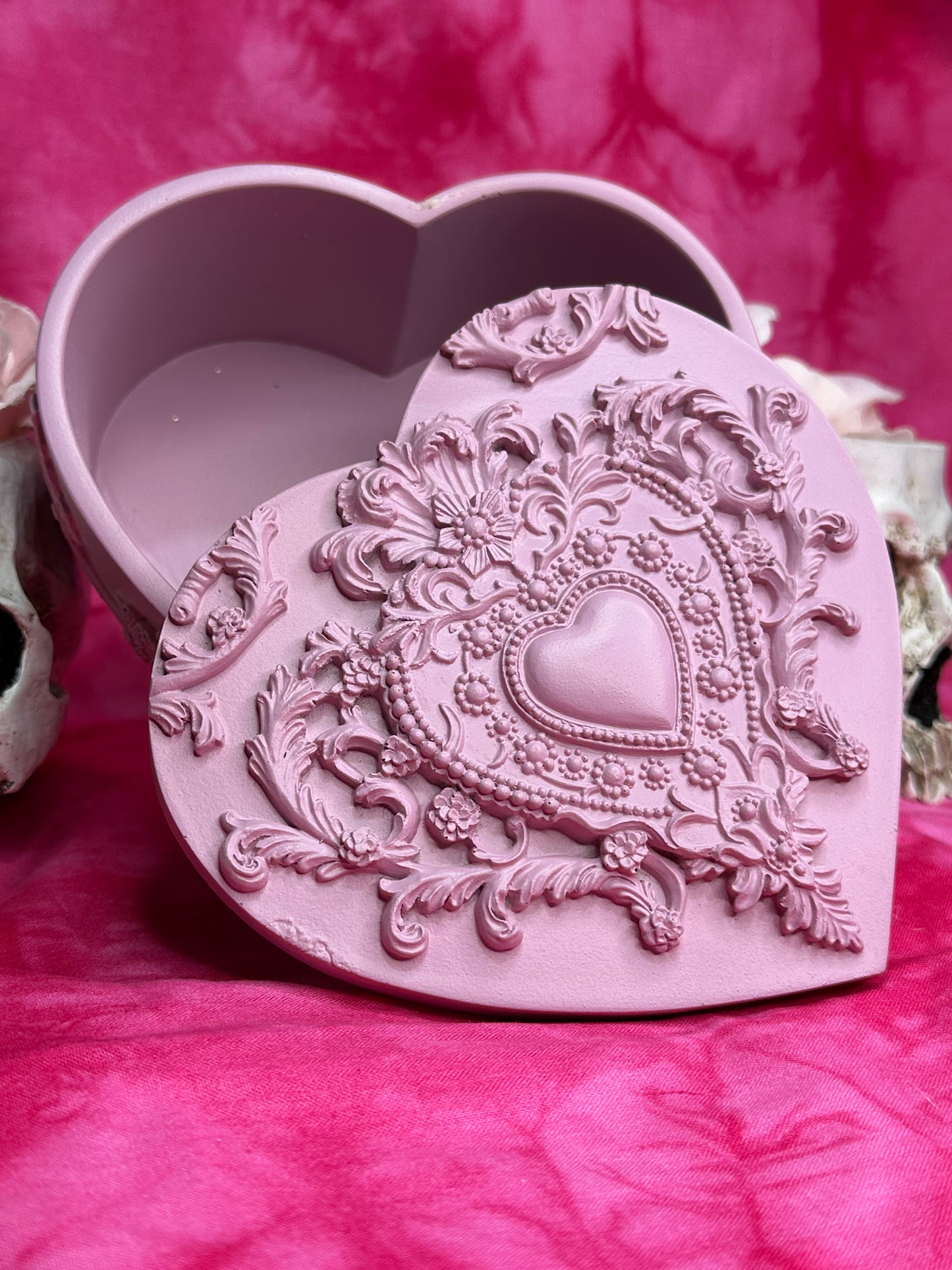 VANITY ROSA ROUGE - Heart Shaped Mirror and Heart Shaped Box