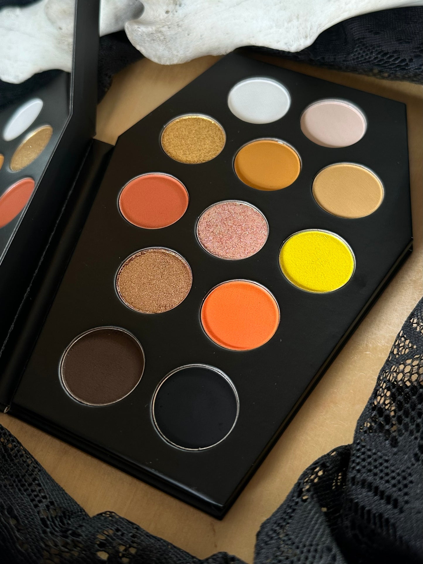 HOLY GRAIL - Momento Mori Coffin eyeshadow palette
