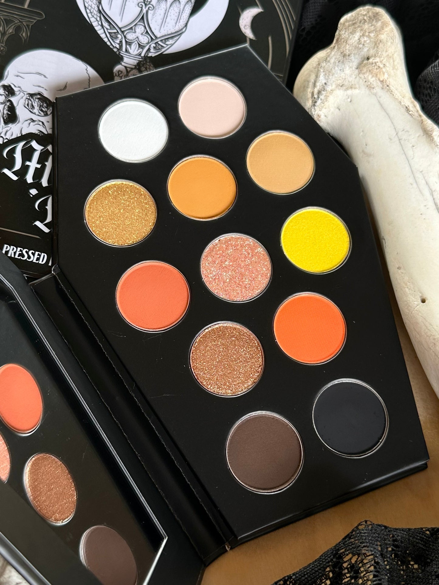 HOLY GRAIL - Momento Mori Coffin eyeshadow palette