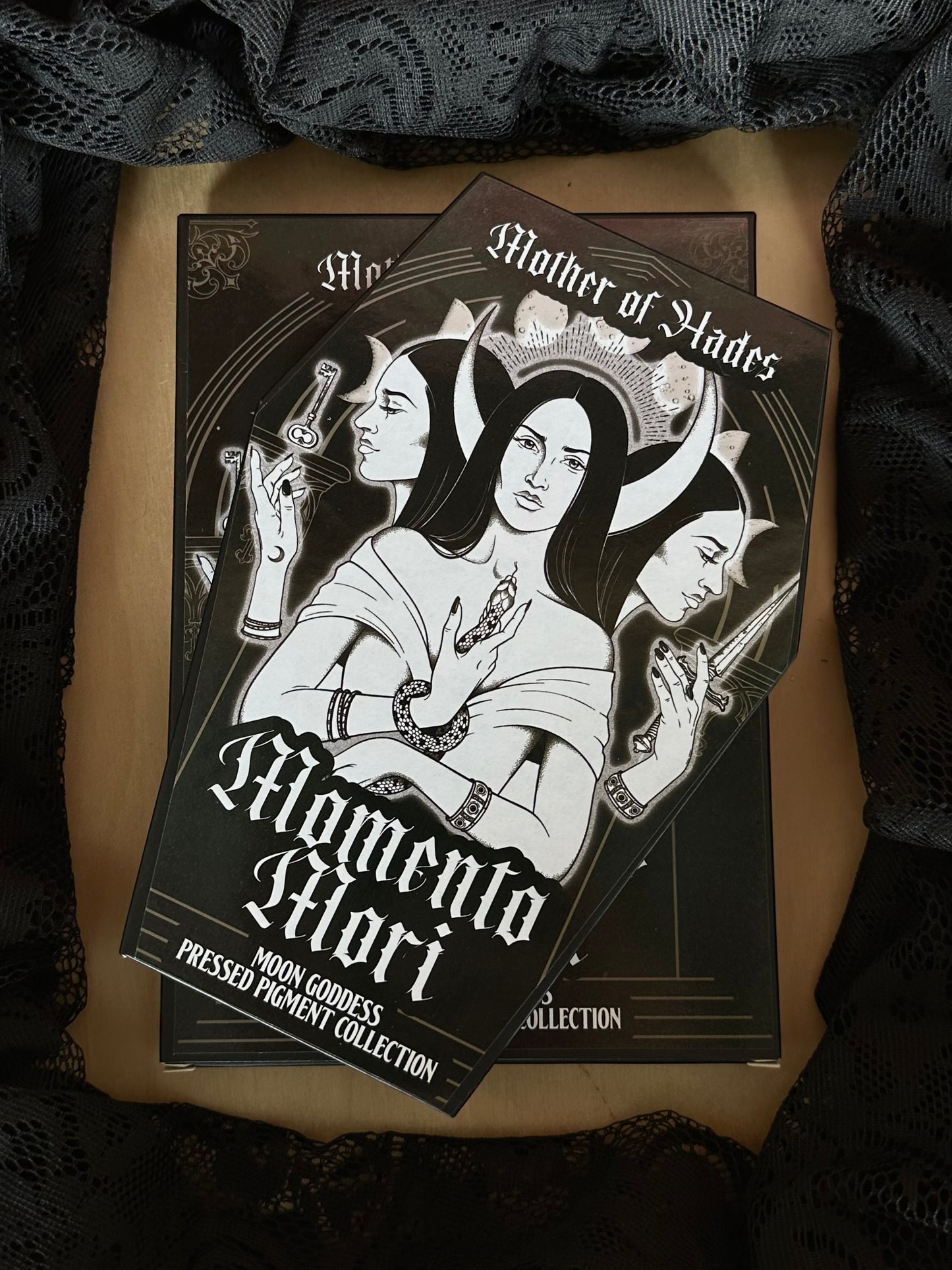 MOON GODDESS - Momento Mori Coffin eyeshadow palette