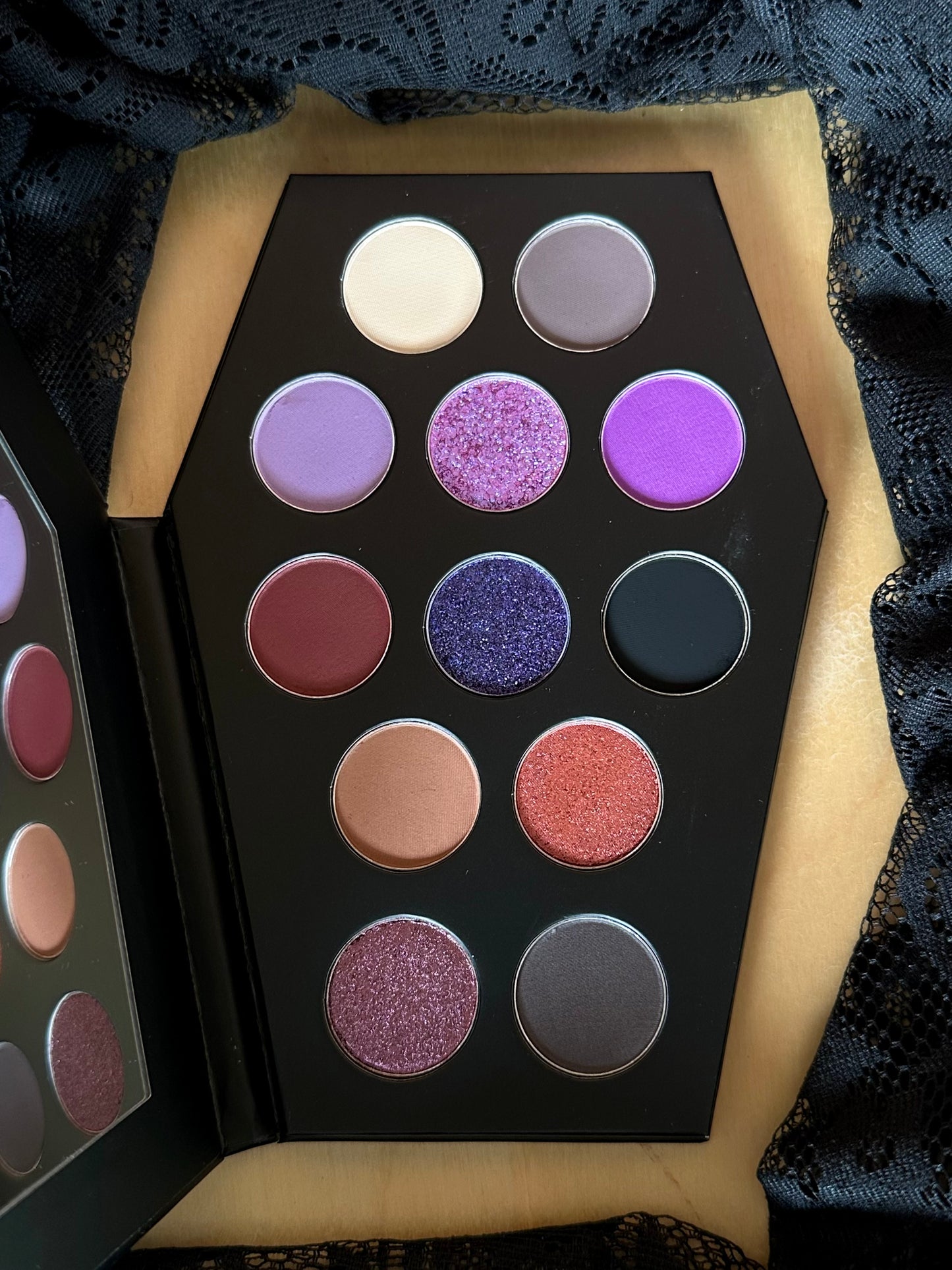 MOON GODDESS - Momento Mori Coffin eyeshadow palette
