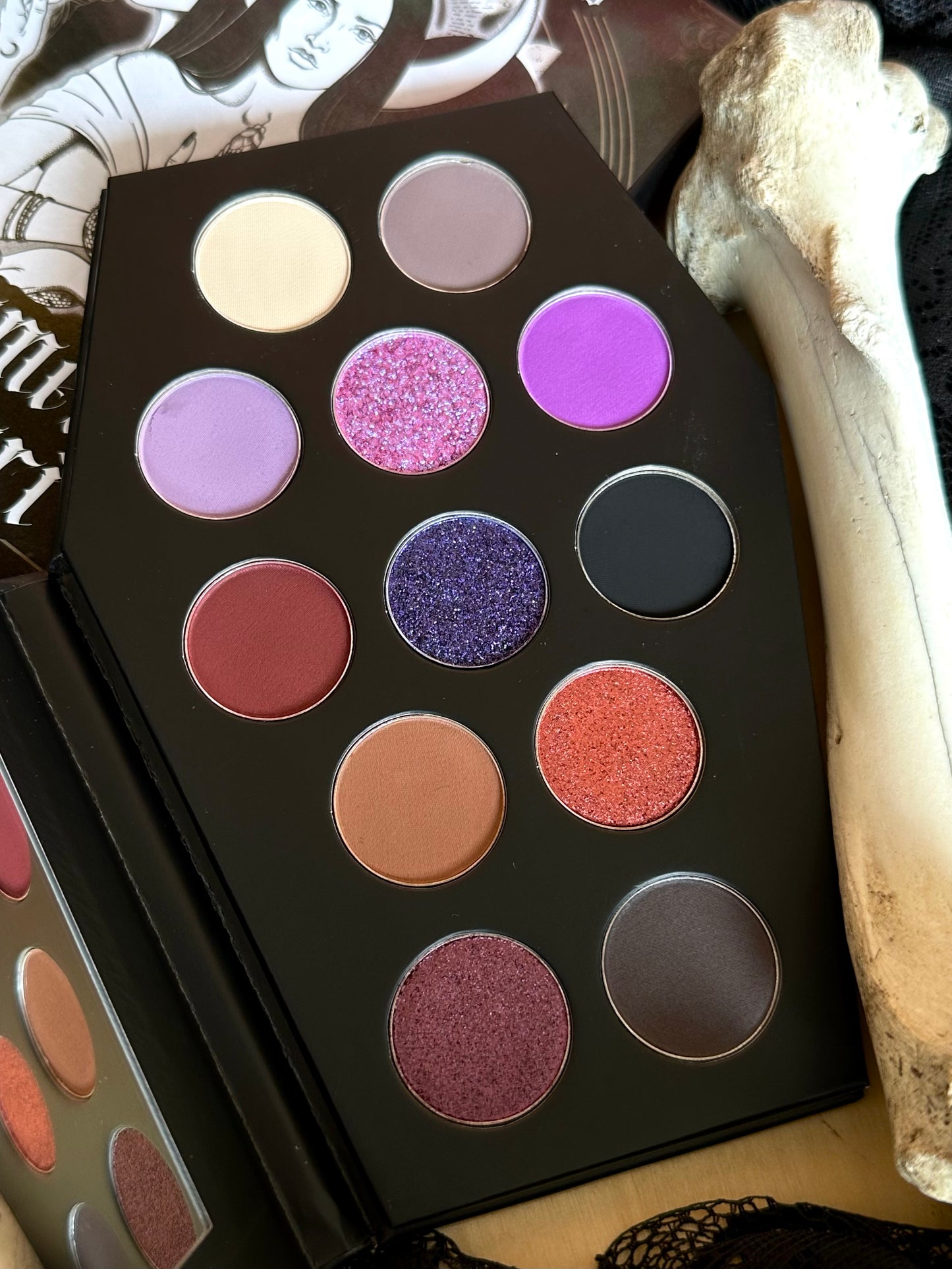 MOON GODDESS - Momento Mori Coffin eyeshadow palette