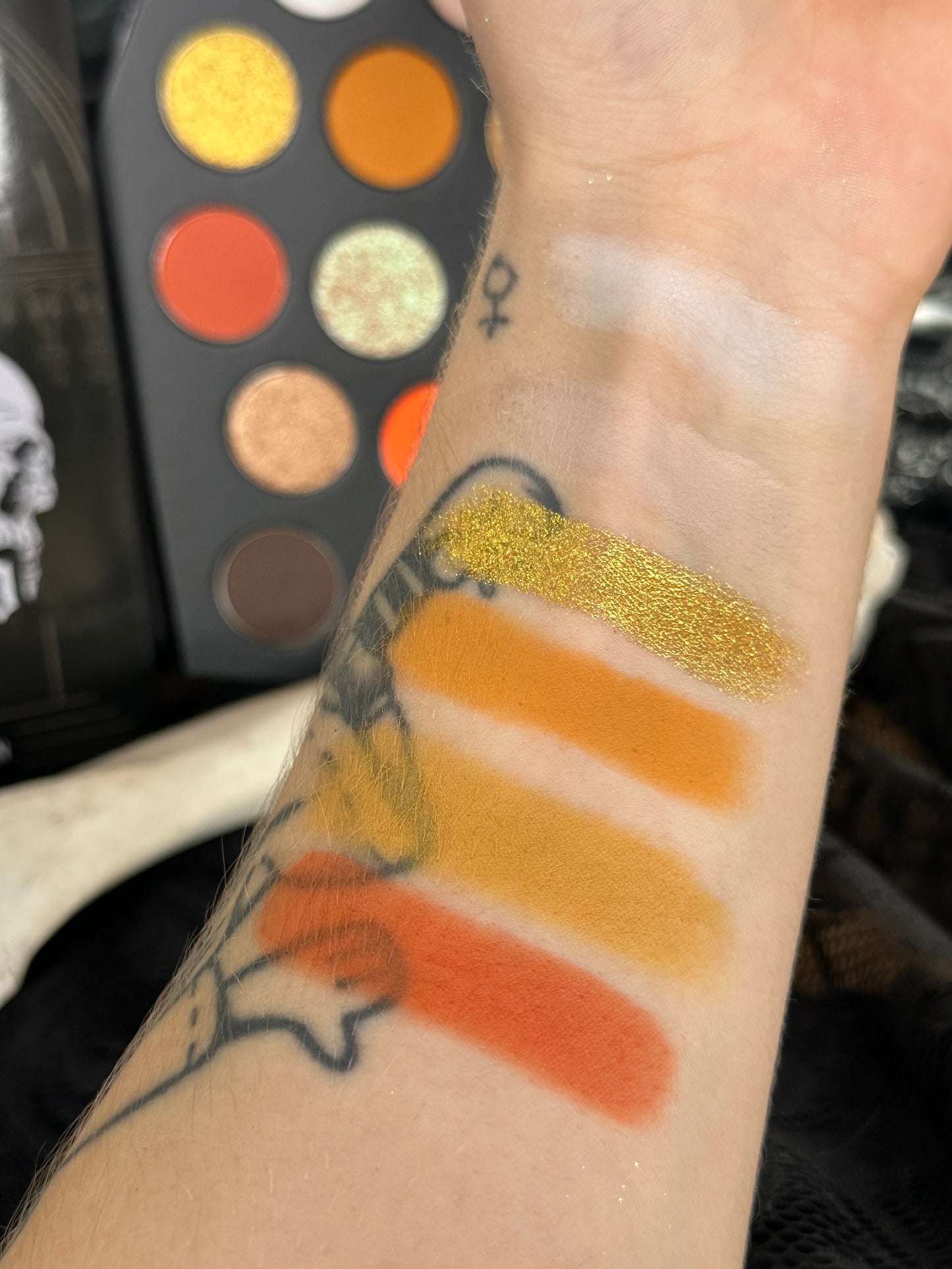 HOLY GRAIL - Momento Mori Coffin eyeshadow palette