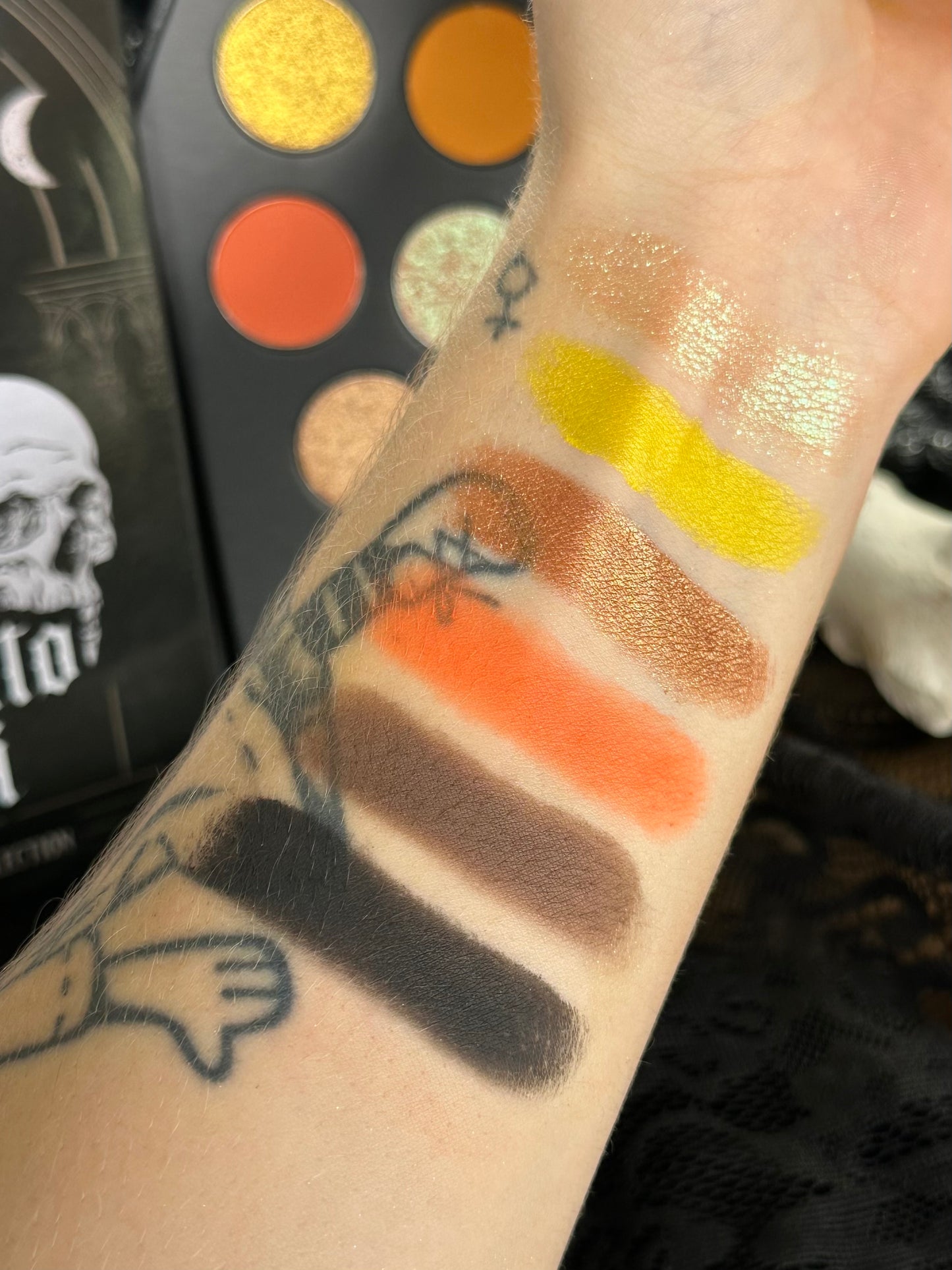HOLY GRAIL - Momento Mori Coffin eyeshadow palette