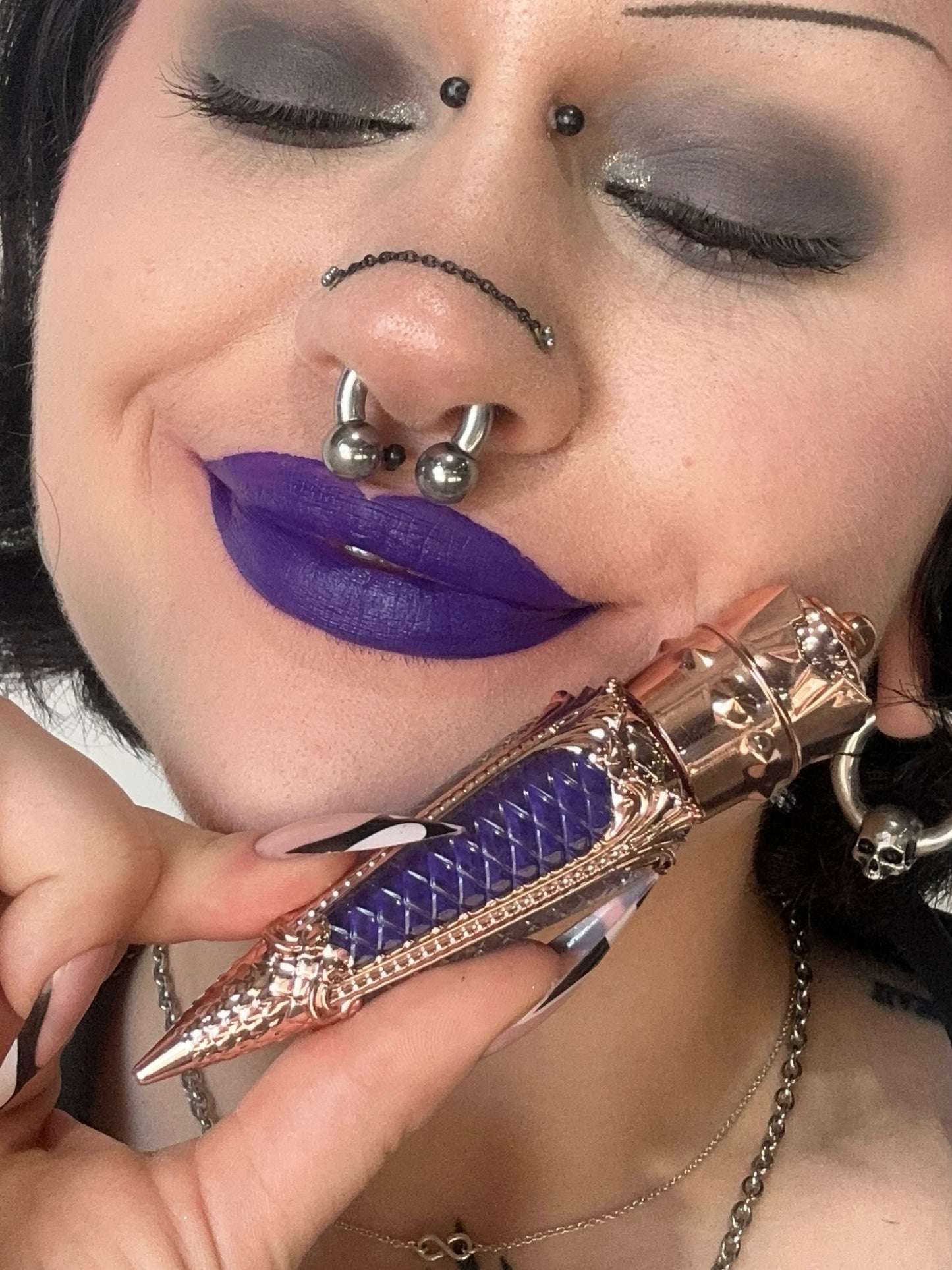 VIOLET - Liquid luxe Velvet lipstick