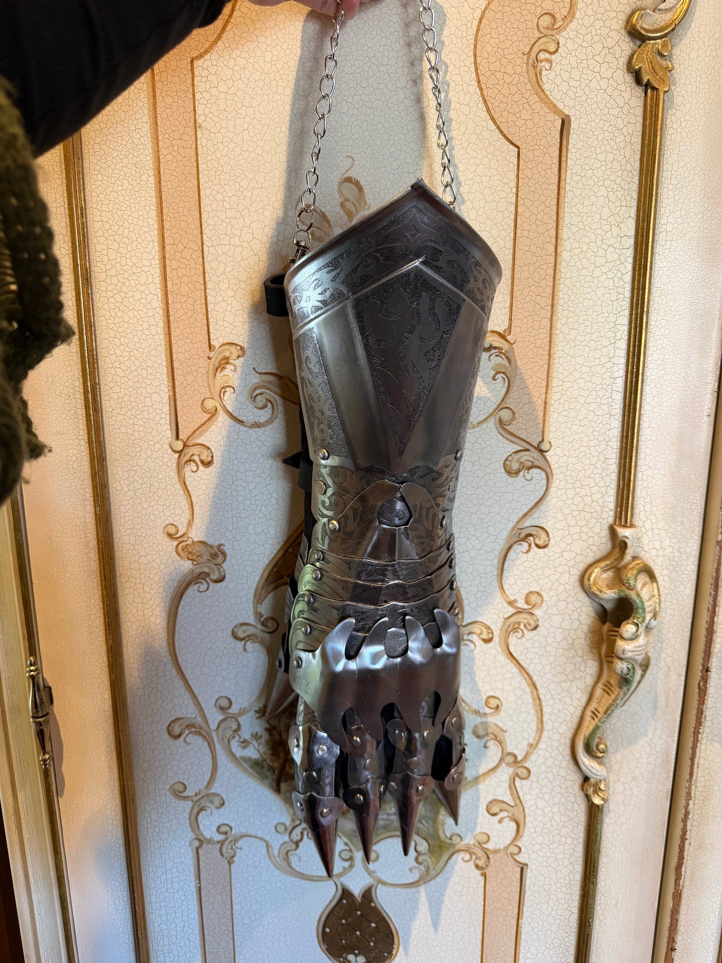 PRE SALE GAUNTLET - dry wall vase